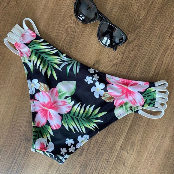 Cupshe Strappy Bikini Bottom - Tropical Floral | Size M | EUC - Picture 3 of 4